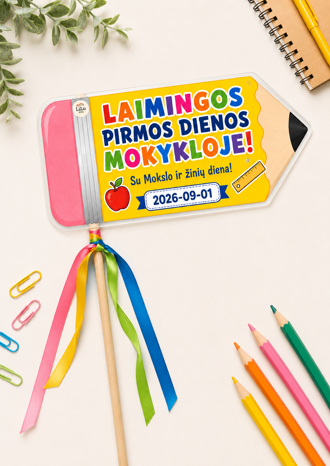 Spalvingos pieštuko formos vėliavėlės „Laimingos pirmos dienos mokykloje!“ – 3 vnt. A4 PDF lape.