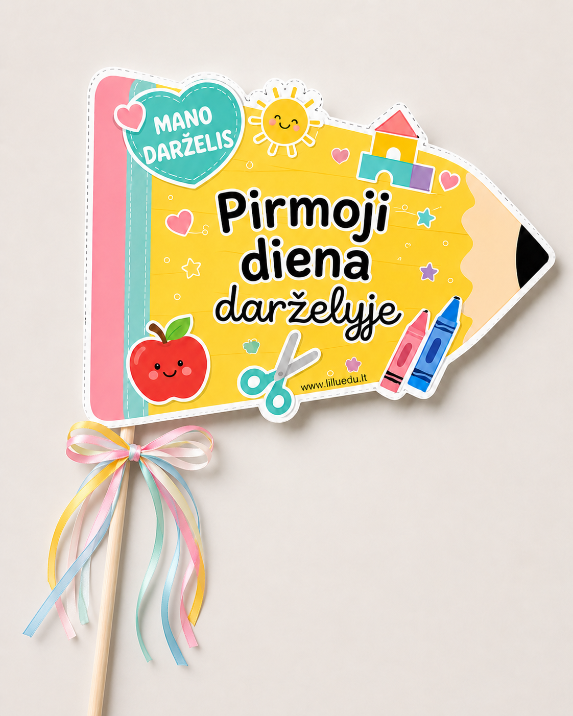 PDF vėliavėlė „Pirmoji diena darželyje“ – spalvingas pieštuko formos šablonas vaikų pirmosios dienos darželyje nuotraukoms.